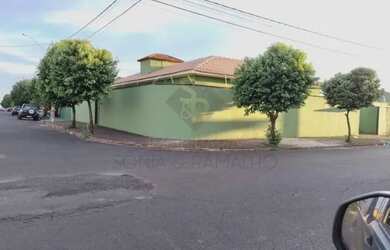 Imagem: A casa possui 3 Dormitórios, 2 Banheiros, 2 Vagas na garagem