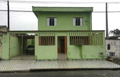 Imagem: A casa possui 3 Dormitórios, 2 Banheiros, 4 Vagas na garagem