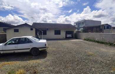 Imagem: A casa possui 2 Dormitórios, 1 Banheiro, 2 Vagas na garagem