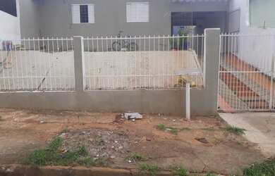 Imagem: A casa possui 2 Dormitórios, 1 Banheiro, 2 Vagas na garagem