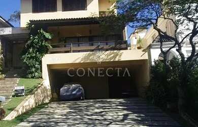 Imagem: A casa possui 4 Dormitórios, 3 Banheiros, 4 Vagas na garagem