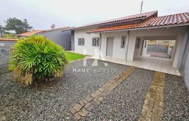 Imagem: A casa possui 3 Dormitórios, 2 Banheiros, 1 Vaga na garagem