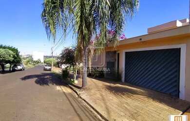 Imagem: A casa possui 4 Dormitórios, 5 Banheiros, 4 Vagas na garagem