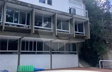 Imagem: A casa possui 5 Dormitórios, 5 Banheiros, 5 Vagas na garagem