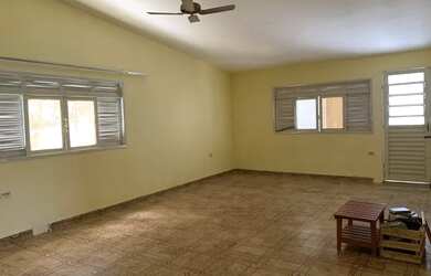 Imagem: A casa possui 4 Dormitórios, 2 Banheiros, 170m² de Área e