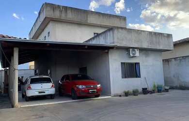 Imagem: A casa possui 4 Dormitórios, 2 Banheiros, 5 Vagas na garagem
