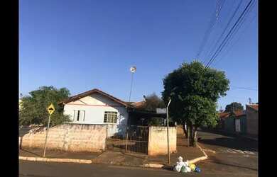 Imagem: A casa possui 2 Dormitórios, 1 Banheiro, 2 Vagas na garagem