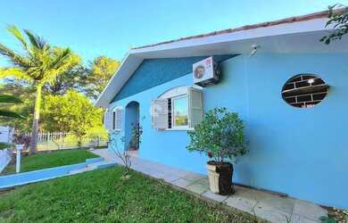 Imagem: A casa possui 4 Dormitórios, 3 Banheiros, 1 Vaga na garagem