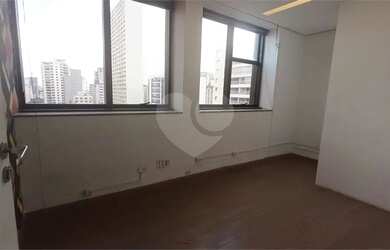 Imagem: O depósito possui 2 Vagas na garagem e 120m² de Área e está