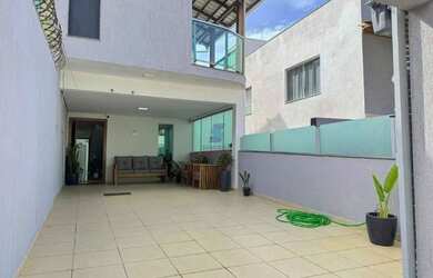 Imagem: A casa possui 3 Dormitórios, 2 Banheiros, 3 Vagas na garagem