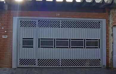 Imagem: A casa possui 2 Dormitórios, 1 Banheiro, 2 Vagas na garagem