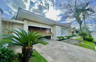 Imagem: A casa possui 3 Dormitórios, 4 Banheiros, 2 Vagas na garagem