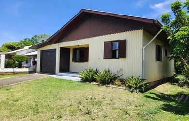 Imagem: A casa possui 3 Dormitórios, 2 Banheiros, 1 Vaga na garagem