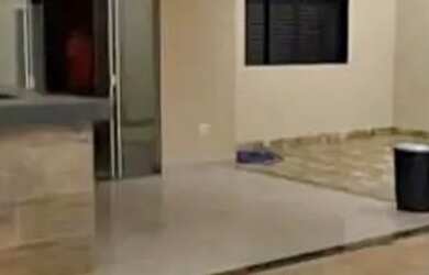 Imagem: A casa possui 2 Dormitórios, 1 Banheiro, 2 Vagas na garagem