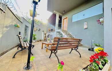 Imagem: A casa possui 3 Dormitórios, 2 Banheiros, 2 Vagas na garagem