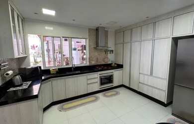 Imagem: A casa possui 3 Dormitórios, 3 Banheiros, 3 Vagas na garagem