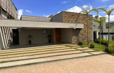 Imagem: A casa em condomínio possui 3 Dormitórios, 4 Banheiros, 230m²