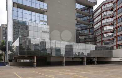 Imagem: O depósito possui 5 Vagas na garagem, 723m² de Área e está