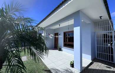 Imagem: A casa possui 4 Dormitórios, 3 Banheiros, 2 Vagas na garagem