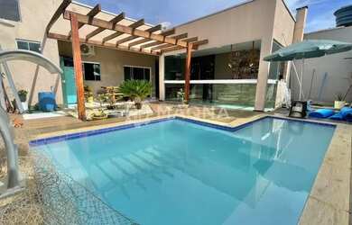 Imagem: A casa possui 3 Dormitórios, 3 Banheiros, 5 Vagas na garagem