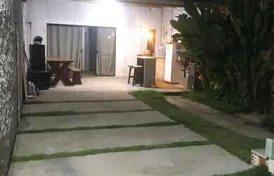 Imagem: A casa possui 2 Dormitórios, Acomodam 20 pessoas, 3 Vagas na