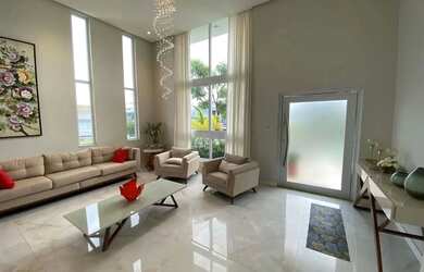 Imagem: A casa em condomínio possui 4 Dormitórios, 4 Banheiros, 4