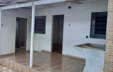 Imagem: A casa possui 2 Dormitórios, 2 Banheiros, 70m² de Área e