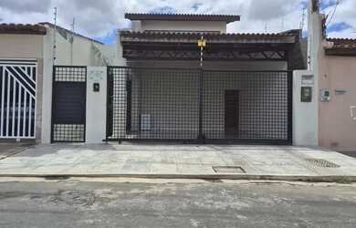 Imagem: A casa possui 3 Dormitórios, 4 Banheiros, 2 Vagas na garagem