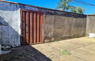 Imagem: A casa possui 3 Dormitórios, 1 Banheiro, 1 Vaga na garagem