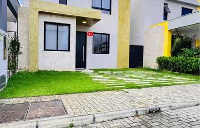 Imagem: A casa em condomínio possui 4 Dormitórios, 2 Banheiros, 2