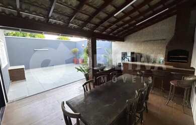 Imagem: A casa possui 3 Dormitórios, 3 Banheiros, 2 Vagas na garagem