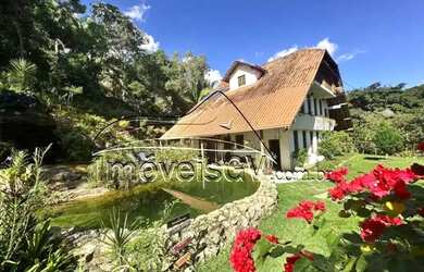 Imagem: A casa possui 4 Dormitórios, 4 Banheiros, 5 Vagas na garagem