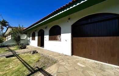 Imagem: A casa possui 5 Dormitórios, 5 Banheiros, 3 Vagas na garagem