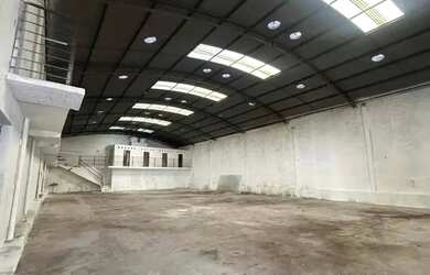 Imagem: O depósito possui 5 Vagas na garagem e 700m² de Área e está