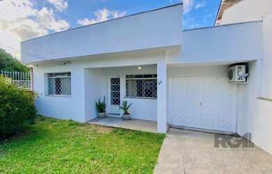 Imagem: A casa possui 3 Dormitórios, 2 Banheiros, 3 Vagas na garagem