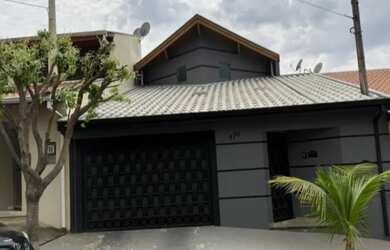 Imagem: A casa possui 3 Dormitórios, 3 Banheiros, 2 Vagas na garagem