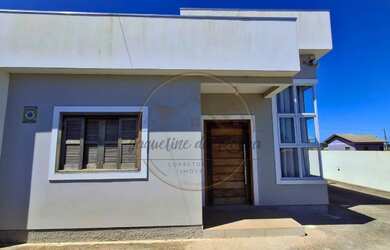 Imagem: A casa possui 3 Dormitórios, 3 Banheiros, 1 Vaga na garagem