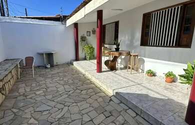 Imagem: A casa possui 3 Dormitórios, 3 Banheiros, 2 Vagas na garagem