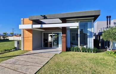 Imagem: A casa em condomínio possui 4 Dormitórios, 5 Banheiros, 2