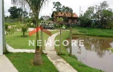 Imagem: A casa possui 4 Dormitórios, 2 Banheiros, 4 Vagas na garagem