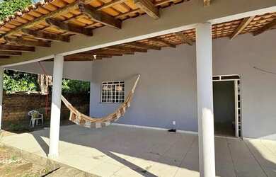 Imagem: A casa possui 2 Dormitórios, 1 Banheiro e 2 Vagas na garagem