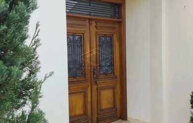 Imagem: A casa possui 4 Dormitórios, 3 Banheiros, 2 Vagas na garagem