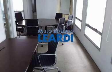 Imagem: O depósito possui 1 Vaga na garagem e 47m² de Área e está