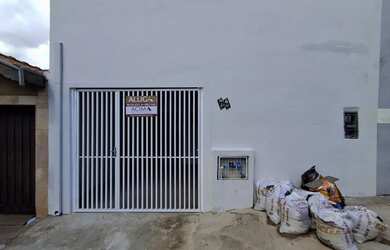 Imagem: A casa possui 2 Dormitórios, 1 Banheiro, 1 Vaga na garagem