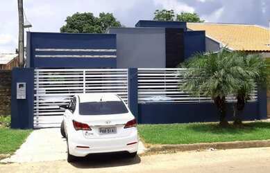 Imagem: A casa possui 2 Dormitórios, 2 Banheiros, 2 Vagas na garagem