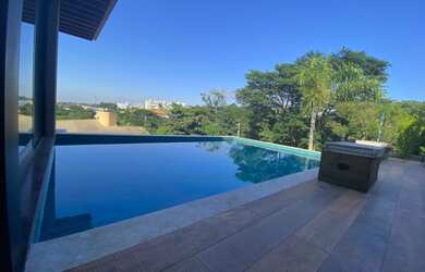 Imagem: A casa em condomínio possui 4 Dormitórios, 5 Banheiros, 5