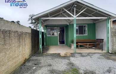 Imagem: A casa possui 2 Dormitórios, 1 Banheiro, 2 Vagas na garagem