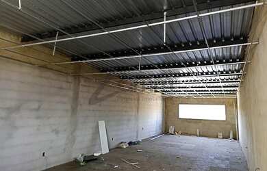 Imagem: O depósito possui 2 Vagas na garagem, 200m² de Área e está