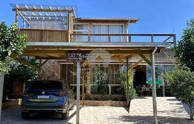 Imagem: A casa possui 4 Dormitórios, 2 Banheiros, 4 Vagas na garagem