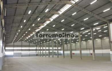 Imagem: O depósito possui 5 Vagas na garagem, 3300m² de Área e está